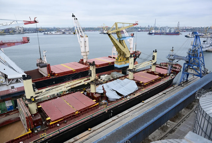 △黑海港口一艘被摧毁的粮食货船（资料图）