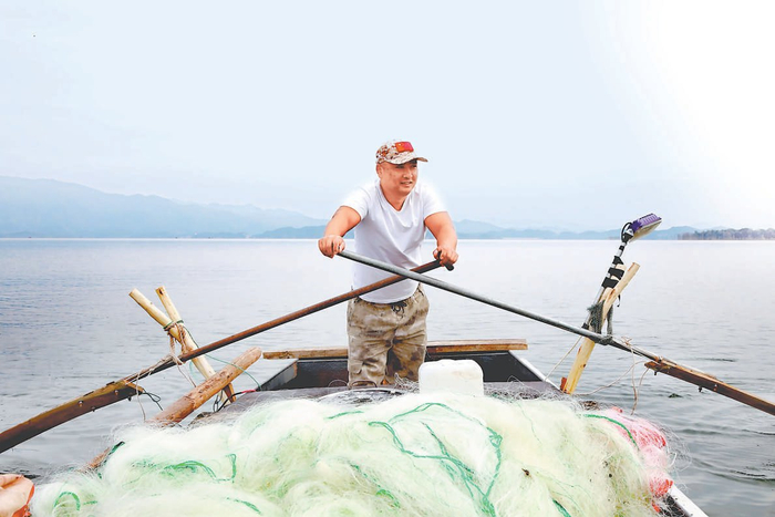 密云渔民在水库打鱼。   和冠欣/摄