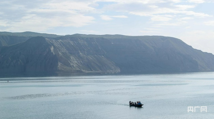 龙羊峡库区内的渔船（央广网记者  贾海元  摄）