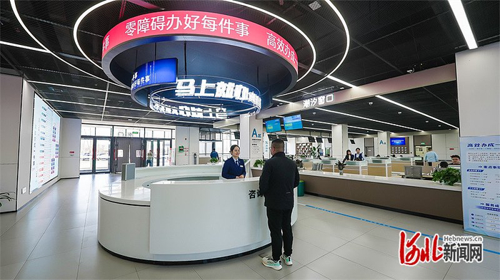 3月20日，雄安政务服务中心咨询服务台前，工作人员解答群众咨询。河北日报记者 李畅摄