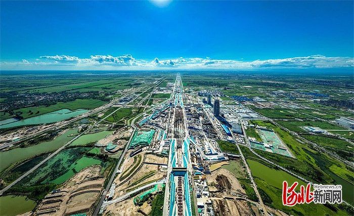 2024年8月12日航拍的位于雄安新区启动区内的东西轴线项目建设现场。新华社记者 牟宇摄