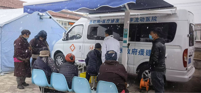 医护下基层守护群众健康（玛曲县委宣传部供图）