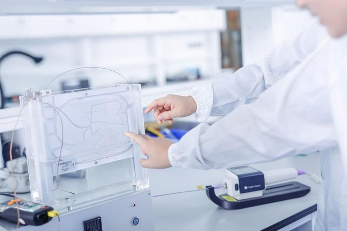 　　北芯研发实验室中，研发人员正在使用心脏体膜进行测试