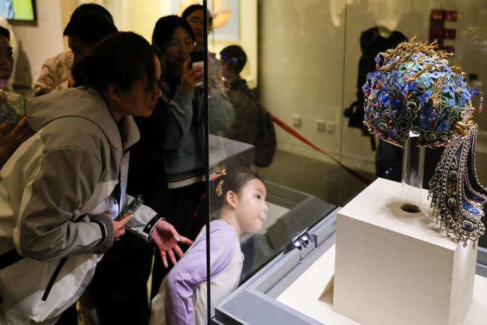 观众在“古代中国”基本陈列观看凤冠文物。中国国家博物馆供图