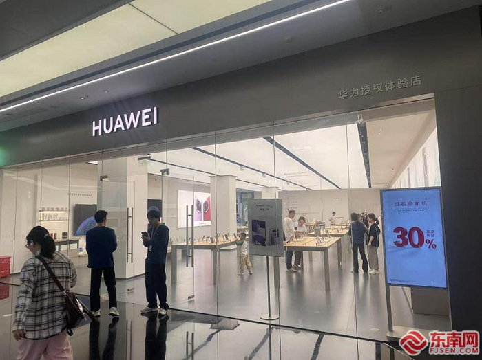 华为商店内不少消费者在选购商品