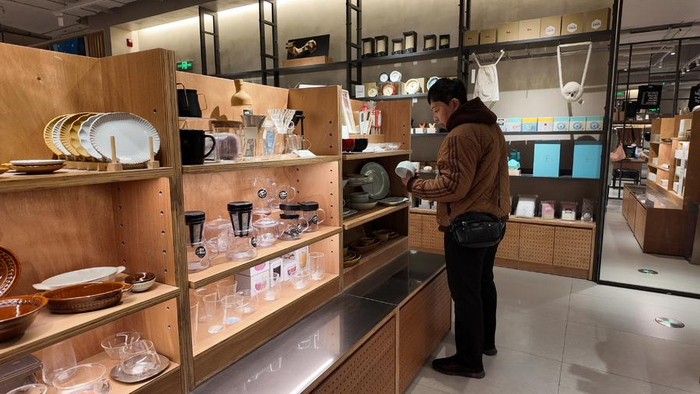 消费者在店内挑选生活用品。