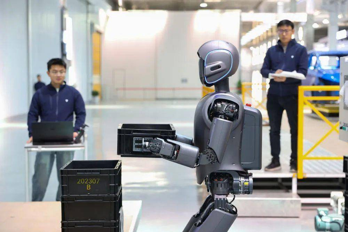 3月22日，在江苏无锡，工程师在调试人形机器人。新华社发（朱吉鹏摄）