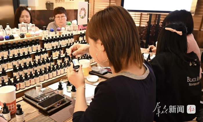 沙龙活动上，顾客正在调制香水。