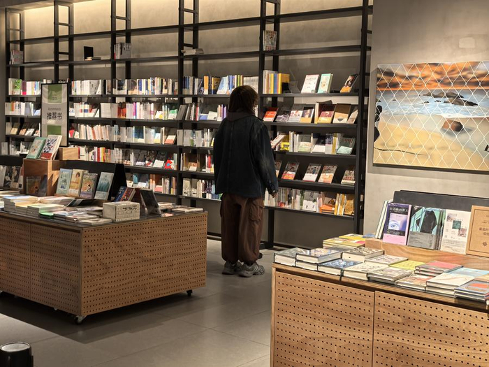 读者正在店内挑选图书。