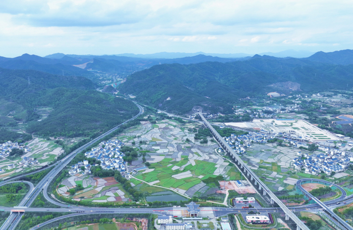 小县城里的交通大动脉。 李建/摄