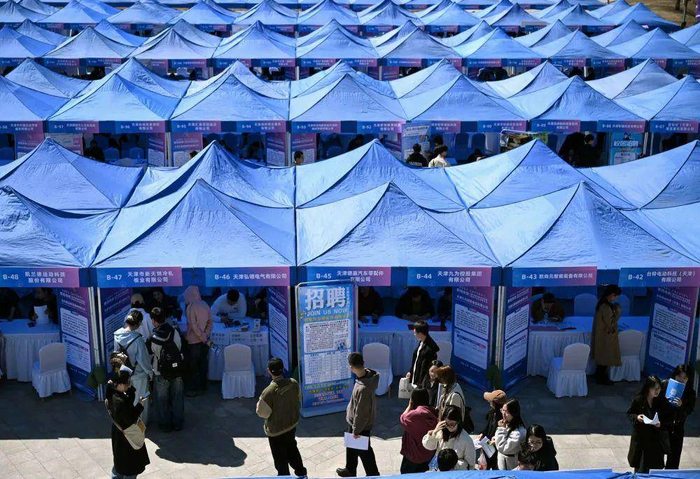 3月20日，求职学生在招聘会上了解岗位信息。新华社记者 赵子硕 摄