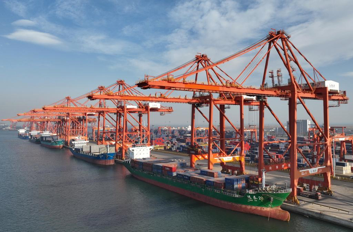 　　3月19日，多艘轮船靠泊在唐山港京唐港区集装箱码头装卸货（无人机照片）。新华社记者 杨世尧 摄