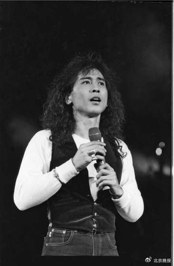 　　上世纪90年代，众多当红港台歌星纷纷来到北京举办演唱会。图为香港歌星刘德华、台湾歌星齐秦正在演唱。 翟伟摄