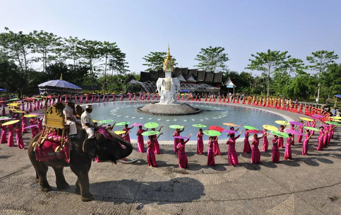 西双版纳傣族园泼水表演 摄影：罗司令