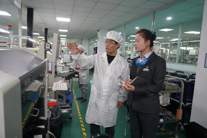 ▲农行浙江温州瓯海支行客户经理在某电器企业了解生产情况和金融需求。