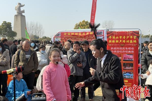 马街书会正会，小演员跟随师父一起表演传统相声。中青报·中青网见习记者 李梓昂/摄