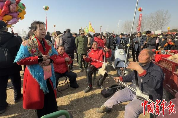 马街书会正会，艺人们在麦田上“说书亮书”，吸引观众驻足观看。中青报·中青网见习记者 李梓昂/摄