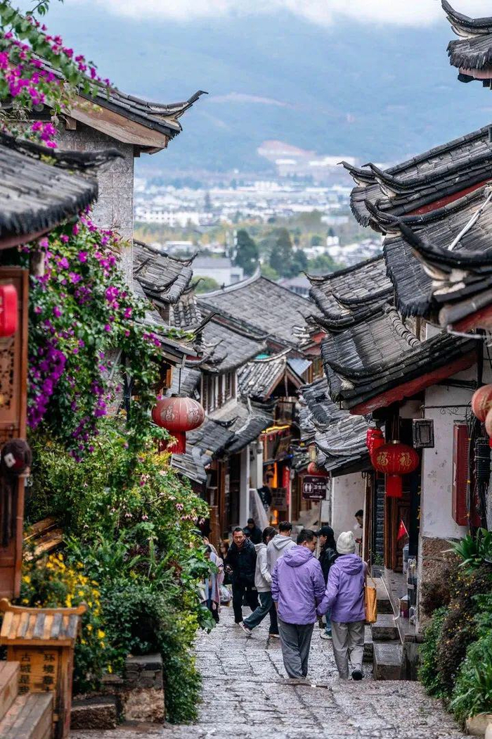 游客在丽江古城游玩 图/新华社