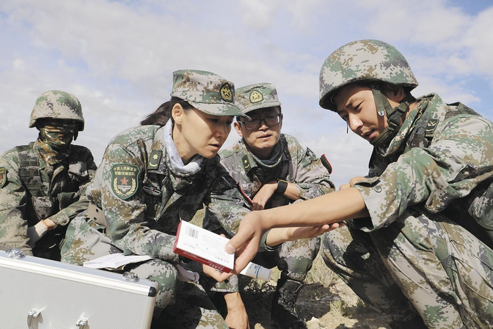 张瑛在高原巡诊。西宁联勤保障中心供图