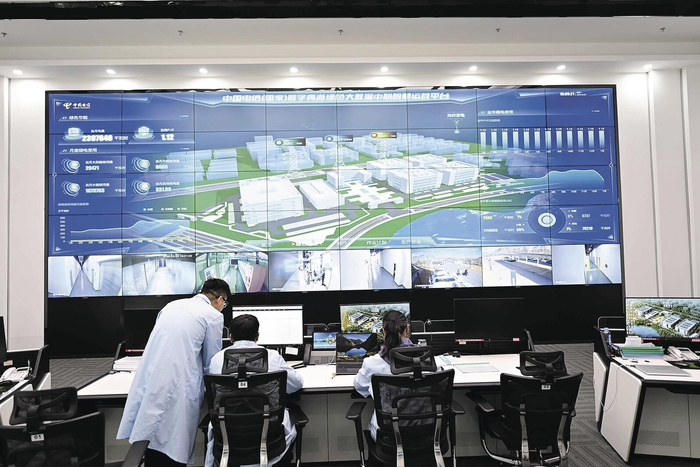 工作人员日常监控设备运行情况。