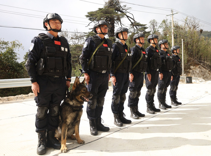 腾冲边检站民警巡逻”共和国一号界碑“前列队
