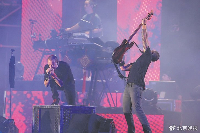 2015年，美国摇滚天团林肯公园在北京工人体育场开唱，除了场内上万乐迷，还有超190万网友在线观看。