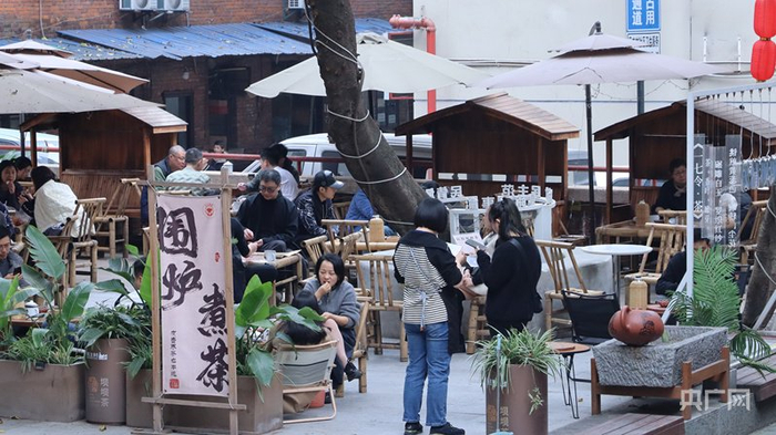 九龙坡区民主村社区里的“坝坝茶”（央广网发  刘思怡  摄）