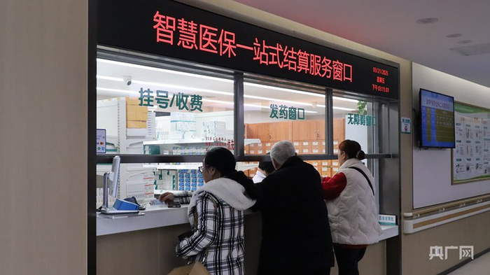 居民们在九龙坡区民主村社区的卫生服务站取药（央广网发  刘思怡  摄）