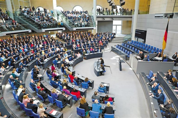     图为3月25日，在德国柏林，新一届德国联邦议院成立并召开首次全体会议。新华社记者 杜哲宇 摄        