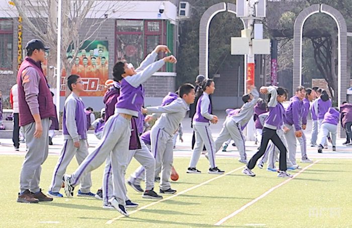清华大学附属小学的学生在体育课上进行实心球练习（央广网记者  吴佳怡  摄）