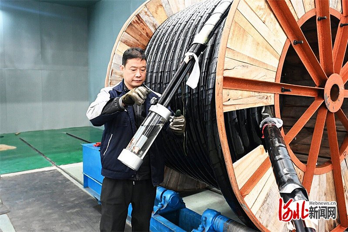 3月18日，位于邢台宁晋的亚星线缆集团高压线缆生产车间，工人对高压线缆做屏蔽局放实验。河北日报记者 闫德见摄