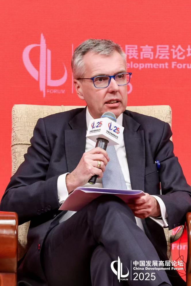 图为采埃孚集团首席执行官柯皓哲参加在北京举行的中国发展高层论坛2025年年会