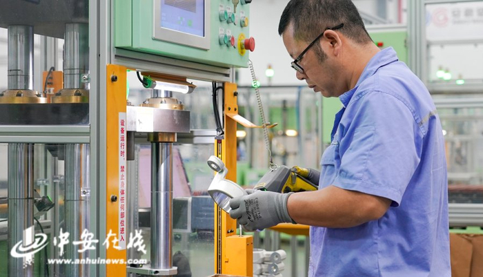 　　德特威勒密封技术（安徽）有限公司员工在生产车间加工产品。