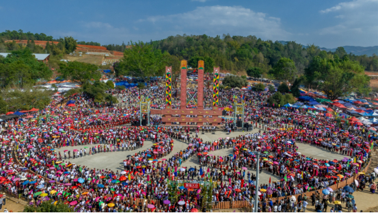 云南德宏陇川县目瑙纵歌节现场 图/陇川县融媒体中心供图