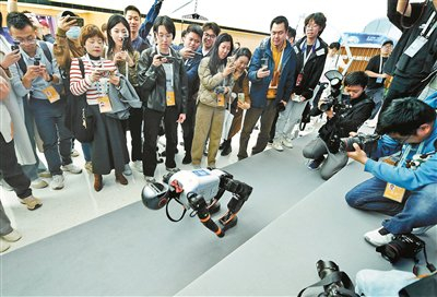 主会场内智能机器人展示  