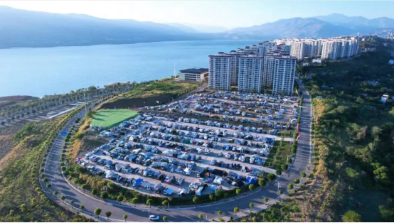 昭通市巧家县冬季气候温暖，吸引了众多游客开着房车来旅居。图为巧家县的一处房车营地。图/闫科任