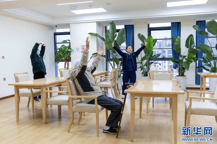 李丽萍带领老人做健身操（3月18日摄）。新华网 李浩 摄
