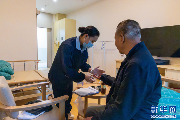 杨玉娇按时为老人送去药品（3月18日摄）。新华网 李浩 摄