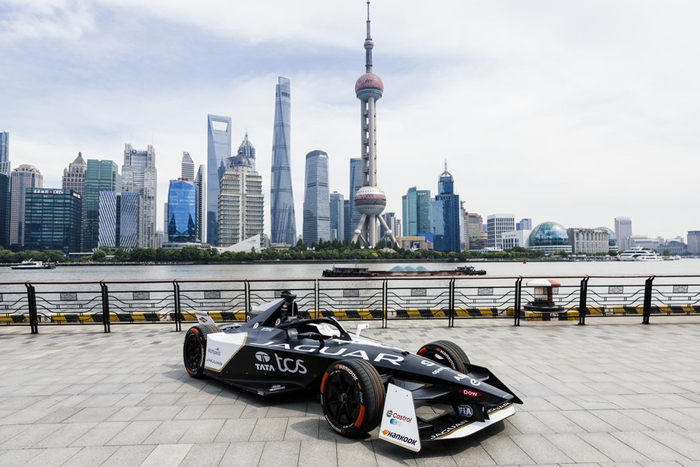 去年捷豹车队在外滩展示