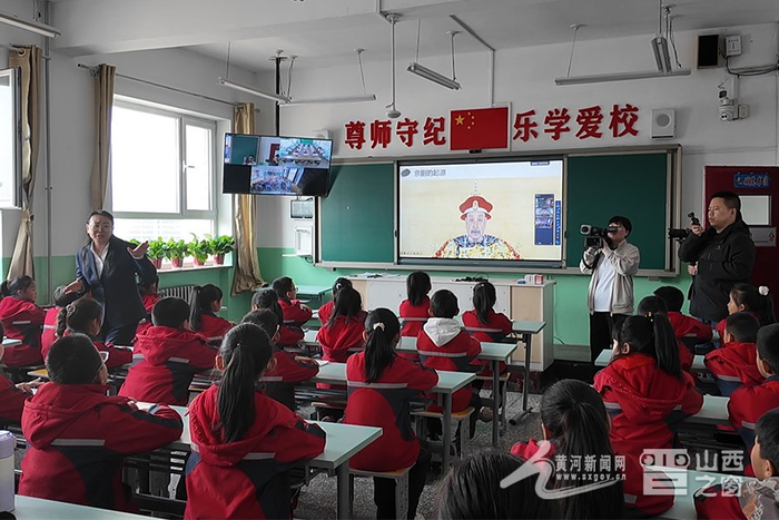 教师在多媒体教室授课