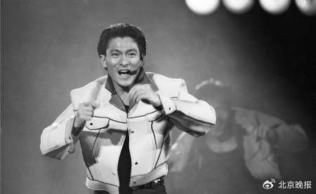 　　上世纪90年代，众多当红港台歌星纷纷来到北京举办演唱会。图为香港歌星刘德华、台湾歌星齐秦正在演唱。 翟伟摄