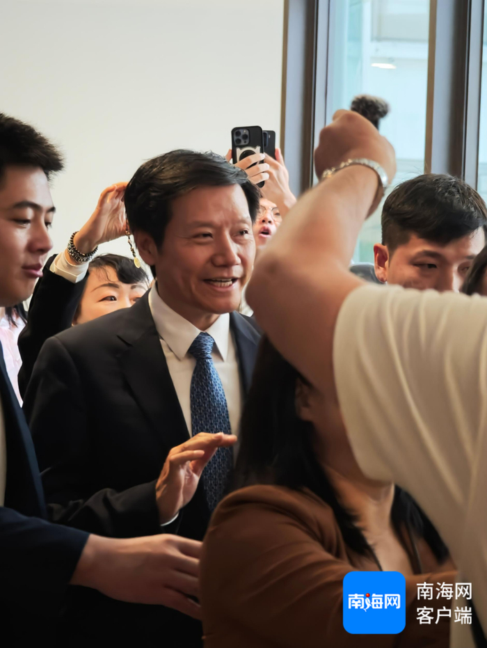 小米集团创始人雷军亮相博鳌亚洲论坛2025年年会。记者 曹志 摄