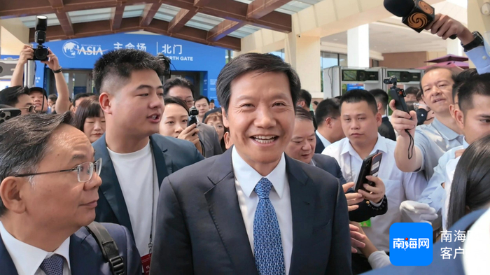 小米集团创始人雷军亮相博鳌亚洲论坛2025年年会。记者 曹志 摄