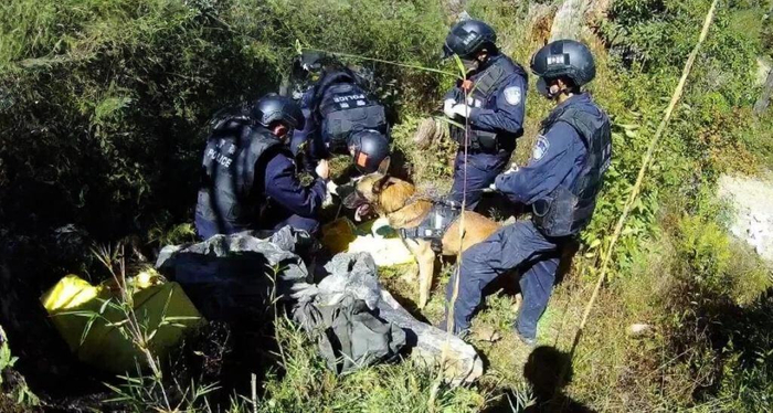 图为腾冲边检站民警查获涉案物资现场