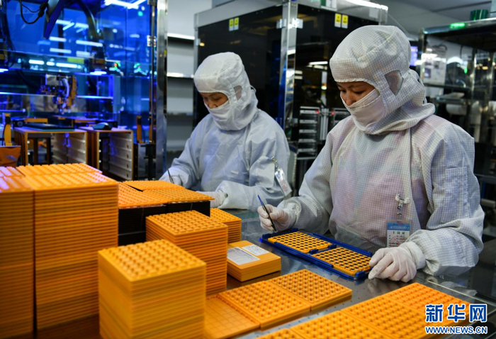 图为三赢兴公司员工在对摄像模组进行检查。新华网发 刘建平摄