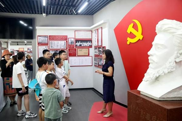 么亚竑在为孩子们进行讲解。受访者供图