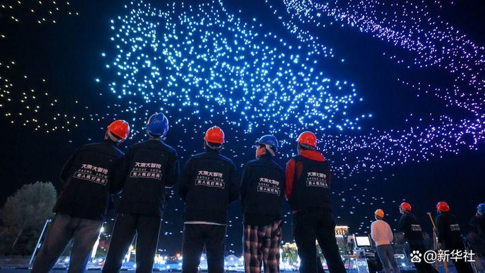 大漠大智控技术人员现场执飞10197架无人机进行编队表演（2024年9月26日摄）。新华社记者 梁旭 摄