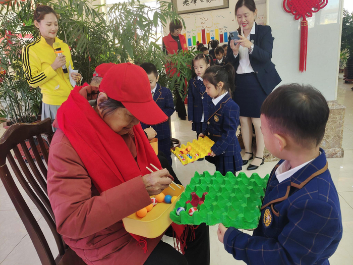 联盟联合幼儿园到养老院慰问