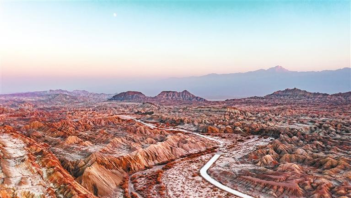 玉门红柳峡火山口下的彩色大地。李继威（本文图片均为资料图）