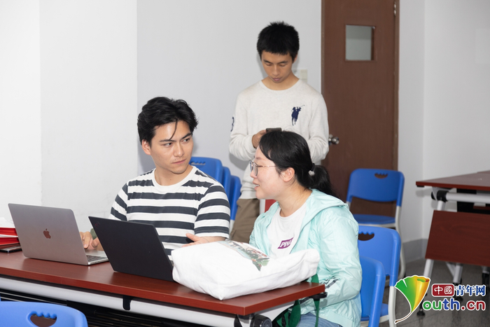 图为东南大学信息科学与工程学院团委书记、辅导员曹凡（左一）与学生交流。受访者供图